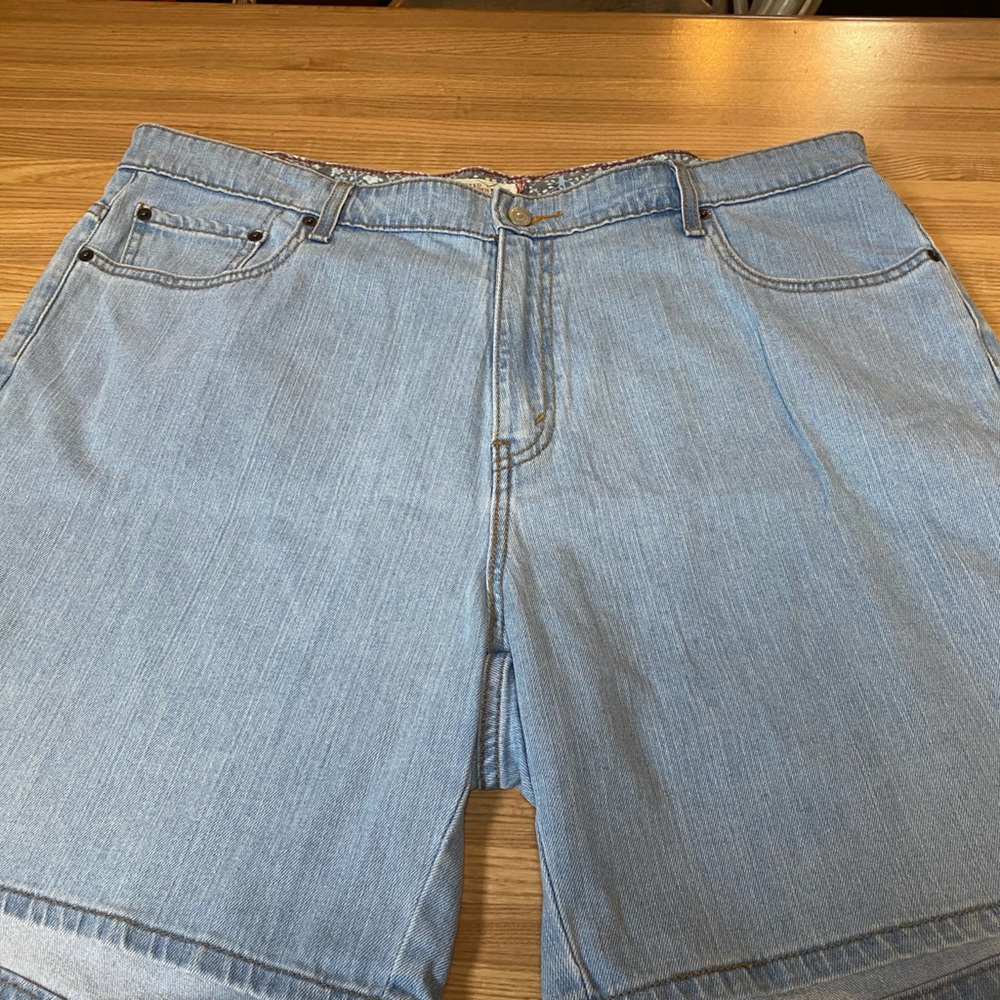 Womens Levi 550 Relaxed Shorts Light Wash - Size 22